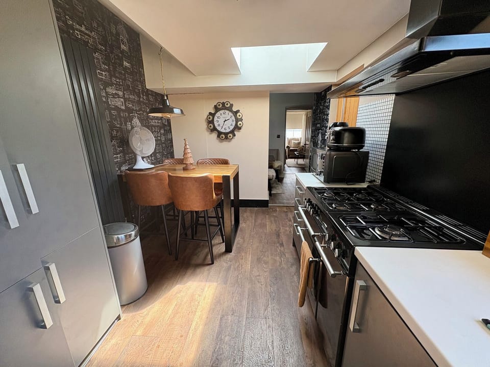 Cottage | Private kitchen | Fridge, microwave, electric kettle, toaster