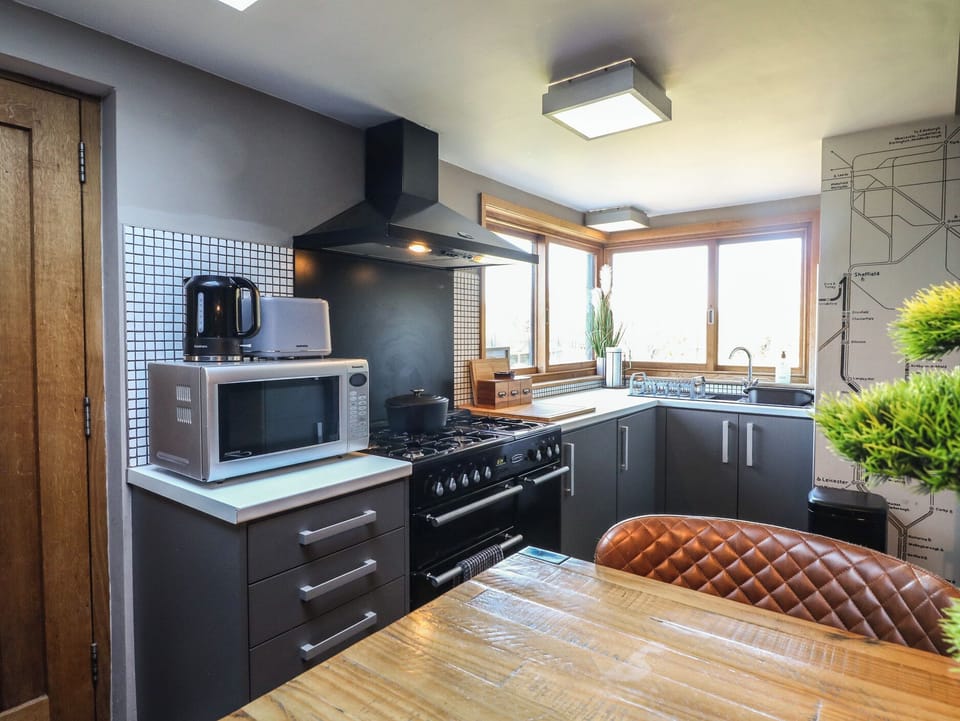 Cottage | Private kitchen | Fridge, electric kettle, toaster, cookware/dishes/utensils