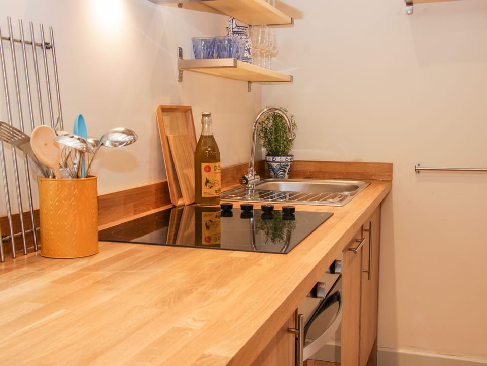 Cottage | Private kitchen | Fridge, microwave, dishwasher, electric kettle