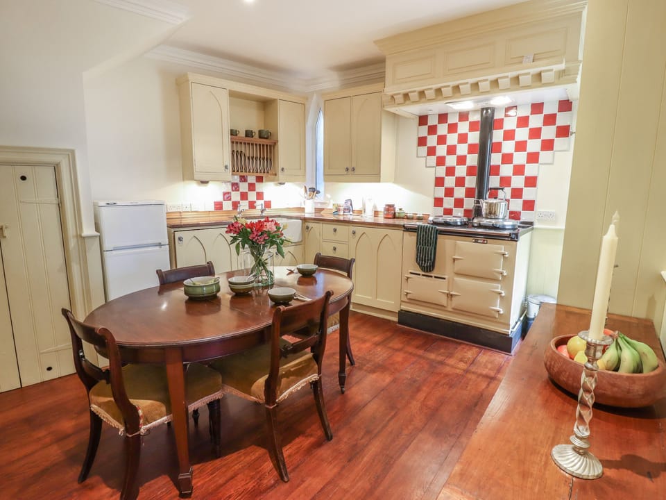 Cottage | Private kitchen | Fridge, dishwasher, electric kettle, toaster
