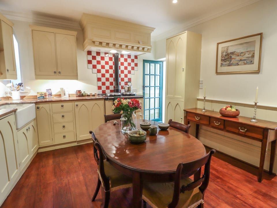 Cottage | Private kitchen | Fridge, dishwasher, electric kettle, toaster