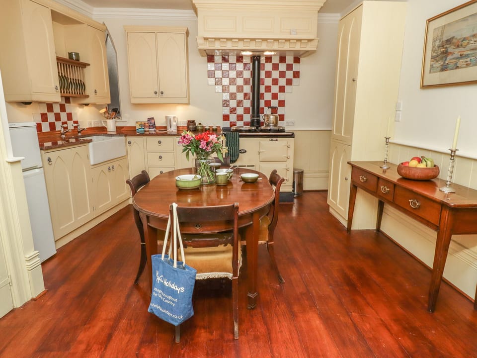 Cottage | Private kitchen | Fridge, dishwasher, electric kettle, toaster
