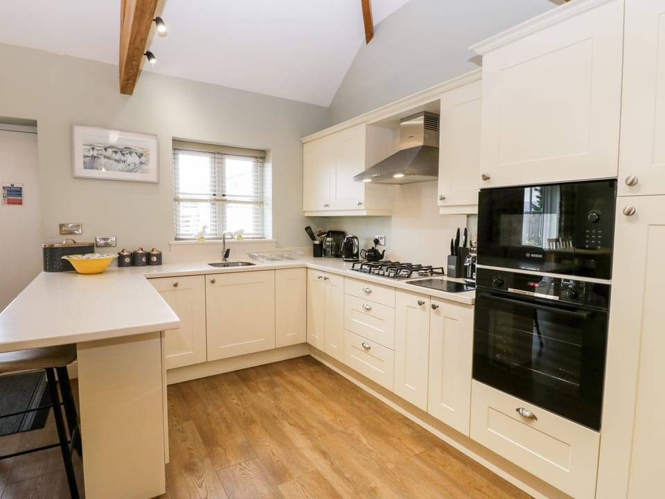 Cottage | Private kitchen | Fridge, microwave, electric kettle, toaster