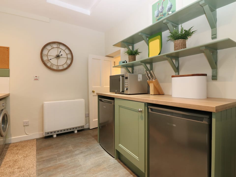 Cottage | Private kitchen | Fridge, microwave, dishwasher, electric kettle