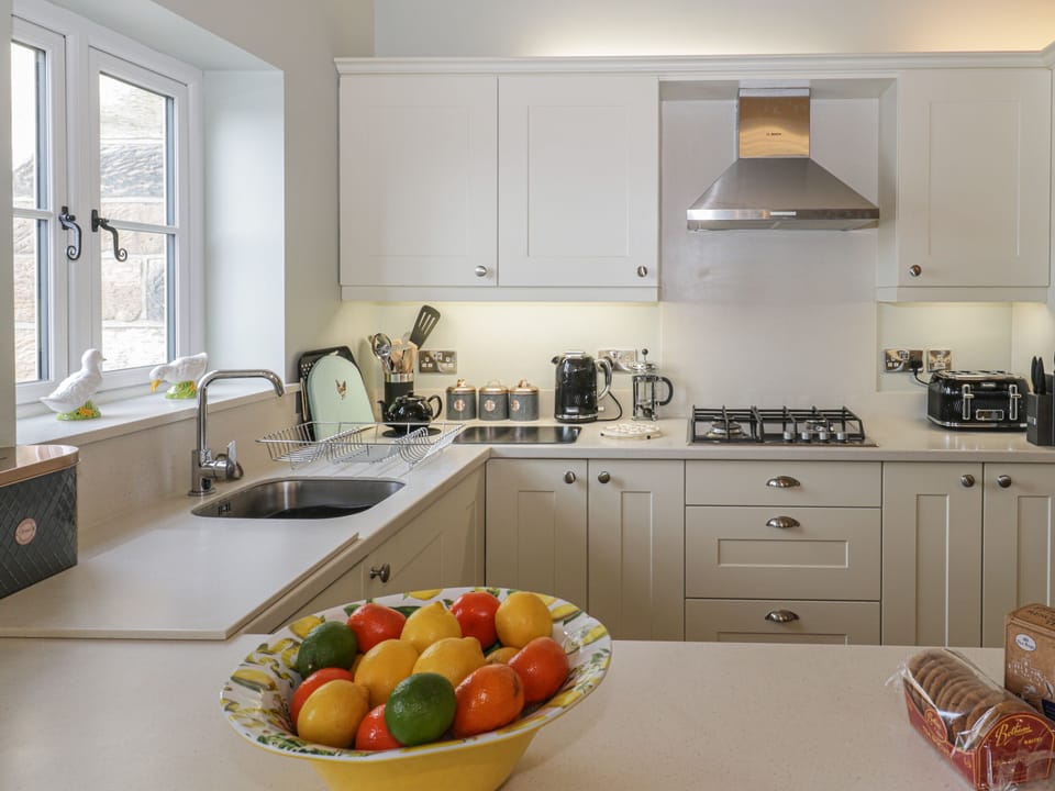Cottage | Private kitchen | Fridge, microwave, electric kettle, toaster