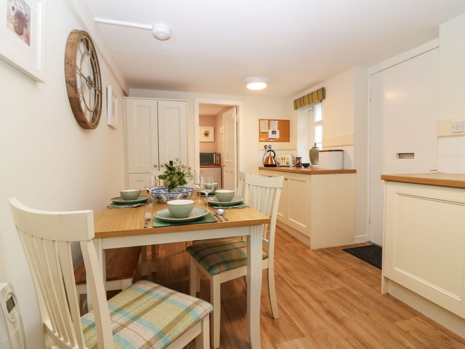 Cottage | Private kitchen | Fridge, microwave, electric kettle, toaster