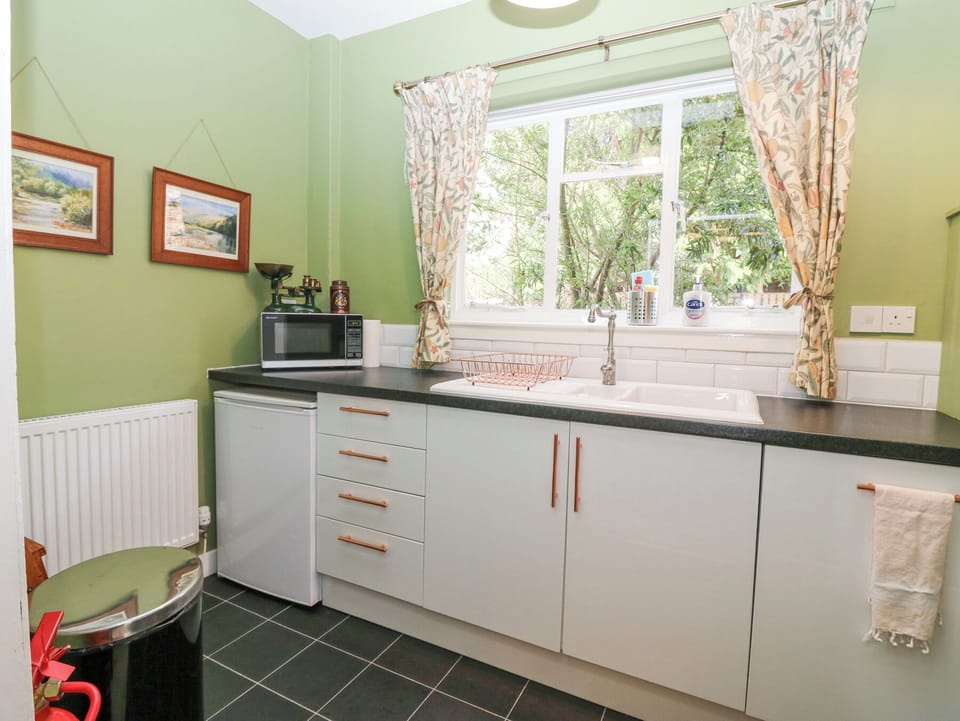 Cottage | Private kitchen | Fridge, dishwasher, electric kettle, toaster