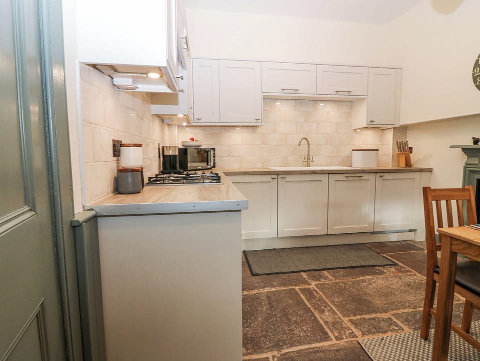 Cottage | Private kitchen | Fridge, microwave, electric kettle, toaster