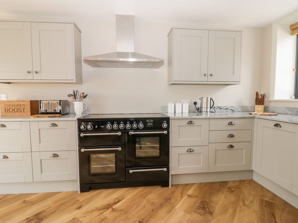 Cottage | Private kitchen | Fridge, microwave, dishwasher, electric kettle