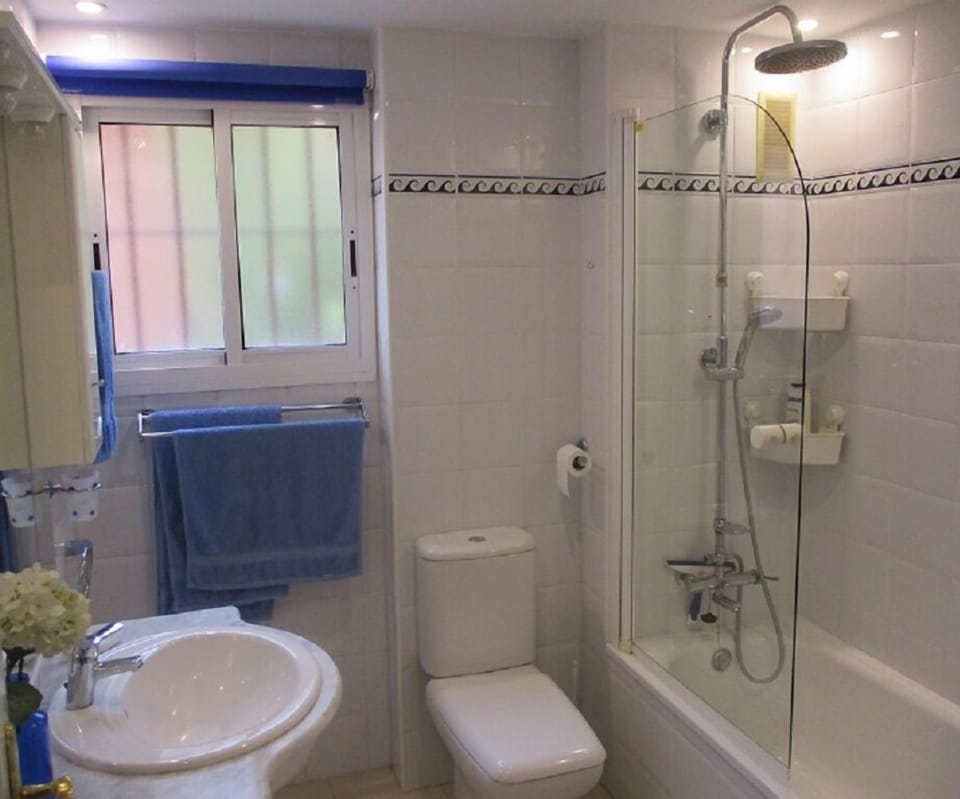 2nd Bathroom
