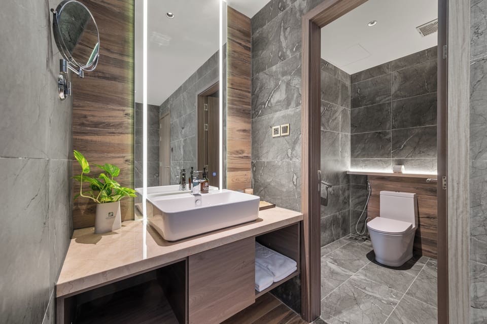 Chi House Suite | Minibar, desk, soundproofing, iron/ironing board (on request)