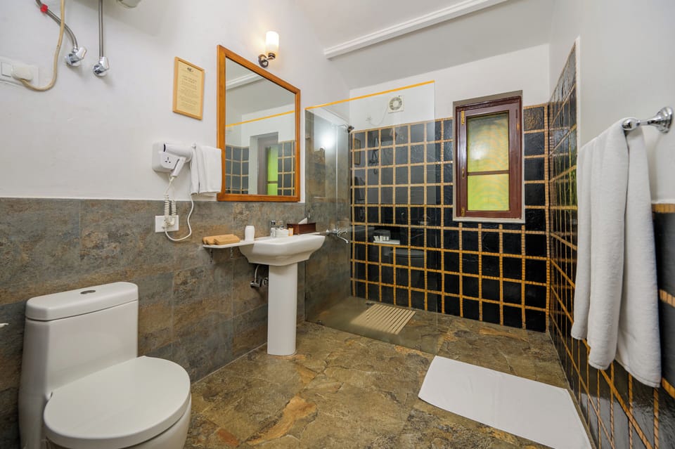 Hideaway River View Room | Bathroom | Free toiletries, hair dryer, slippers