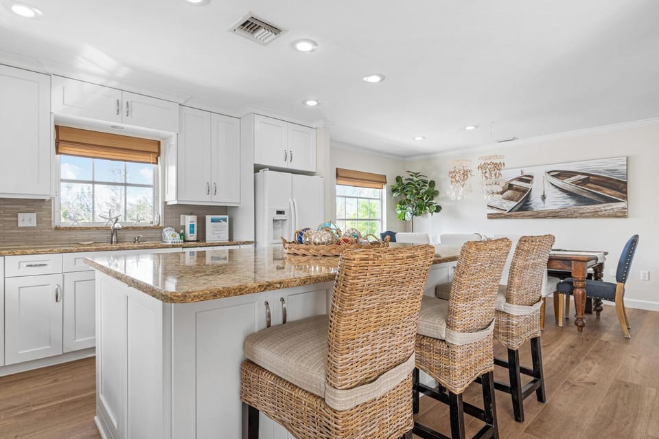 Huge breakfast bar/island