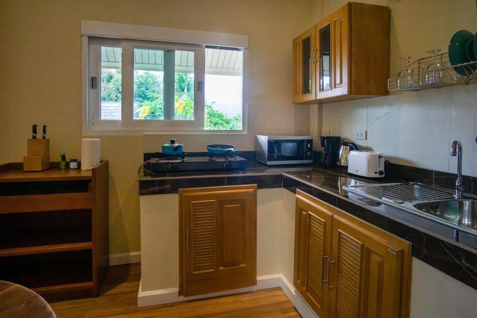 Kitchen has microwave, gas hob, toaster, blender, full cutlery and crockery 