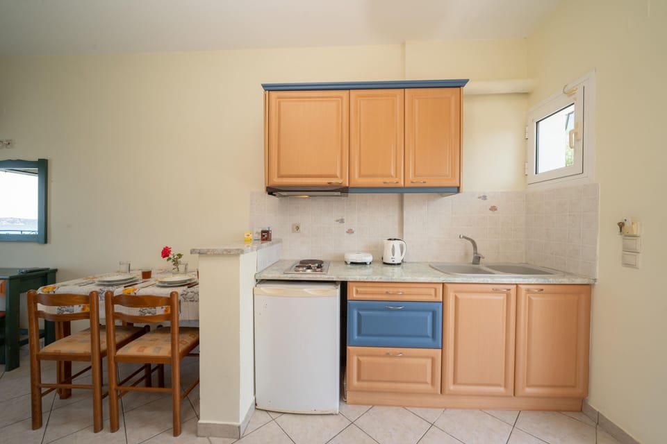 Standard Studio | Private kitchenette | Mini-fridge, stovetop, toaster, cookware/dishes/utensils