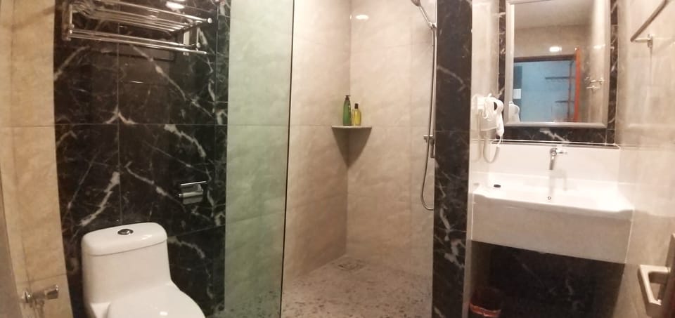 Deluxe King Room | Bathroom | Shower, hair dryer, slippers, bidet