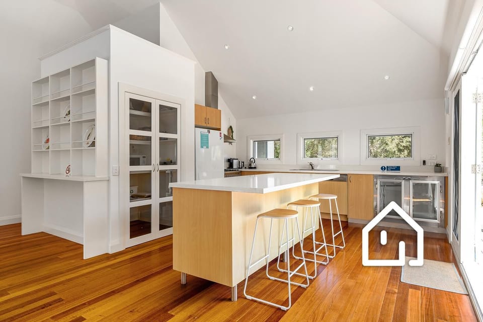 Kitchen and breakfast bar