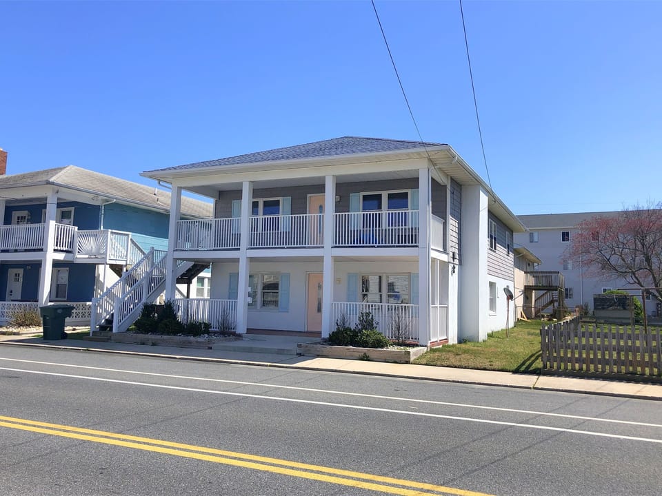 9th Street - Downtown - Short Walk to the beach & boardwalk - Sleeps 25