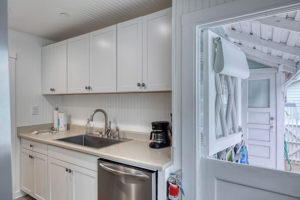 339CL - Kitchen - Door to the Outside