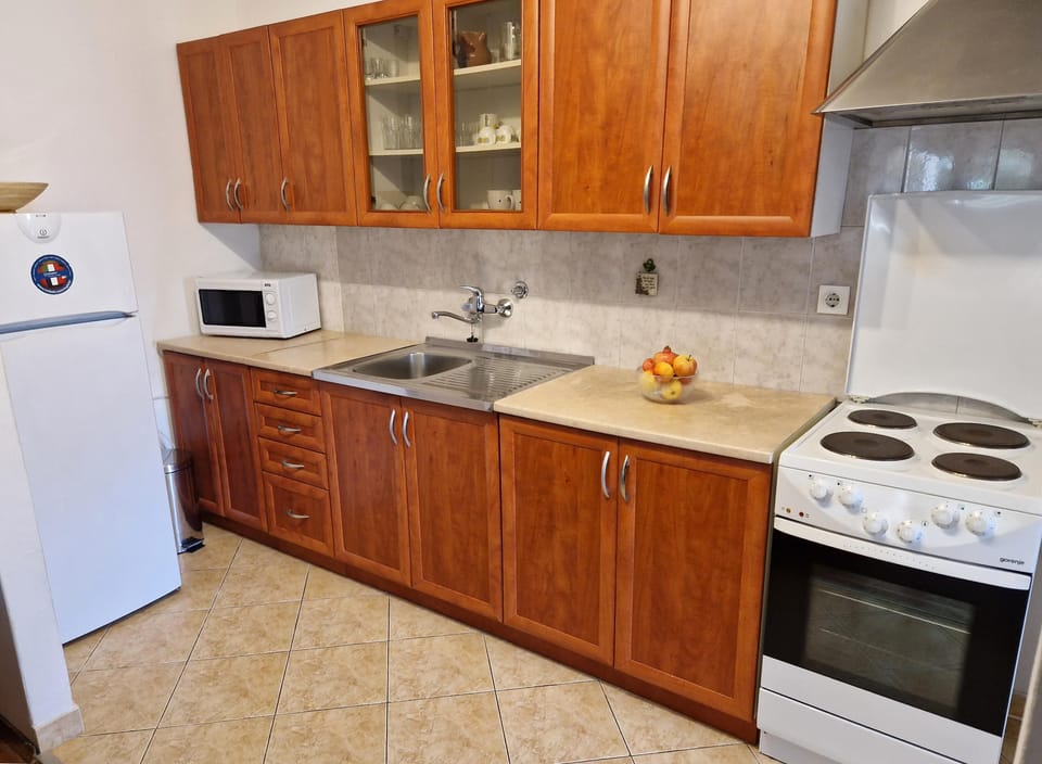 Apartment, 2 Bedrooms, Balcony | Private kitchen | Fridge, microwave, oven, stovetop