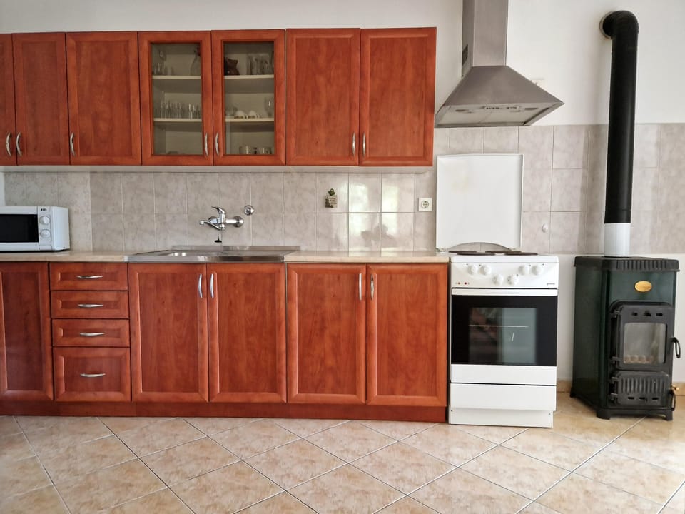 Apartment, 2 Bedrooms, Balcony | Private kitchen | Fridge, microwave, oven, stovetop