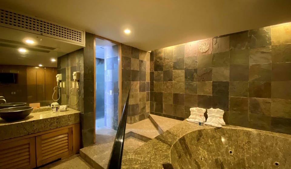 Junior Room | Bathroom | Shower, hair dryer, towels