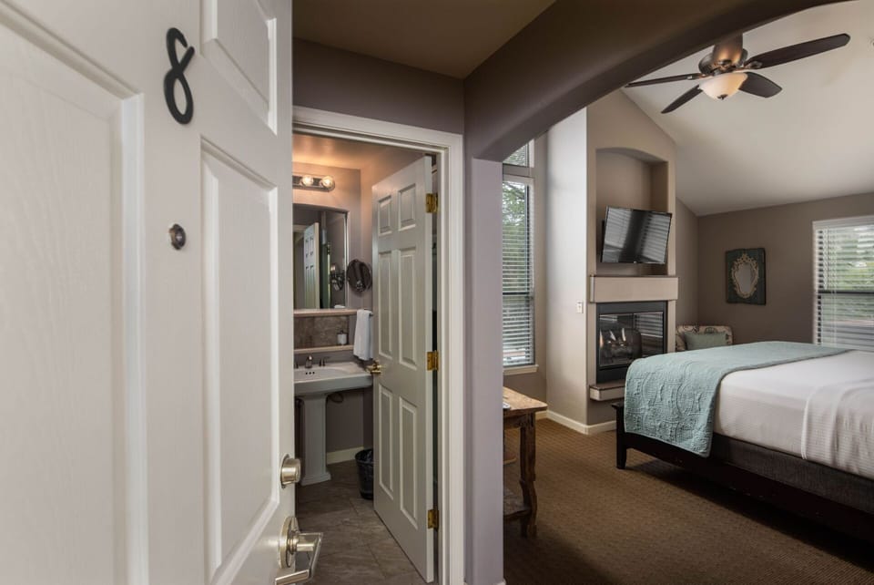 Red Rock King 8 | Pillowtop beds, individually decorated, individually furnished