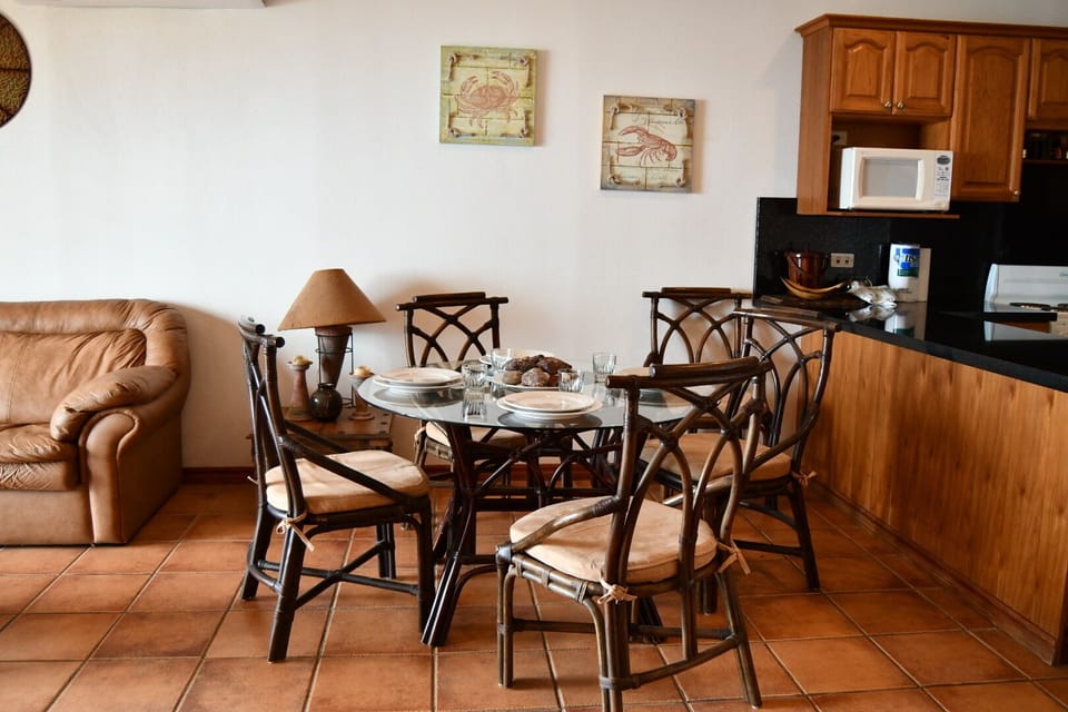 Dining area for 4 to 6 people if you have guests!
