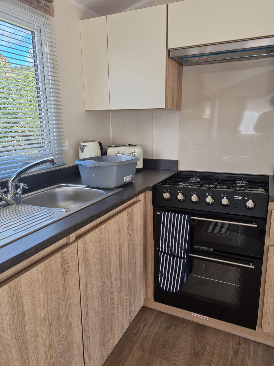 Family Mobile Home, Private Bathroom (3 Bed) | Shared kitchen