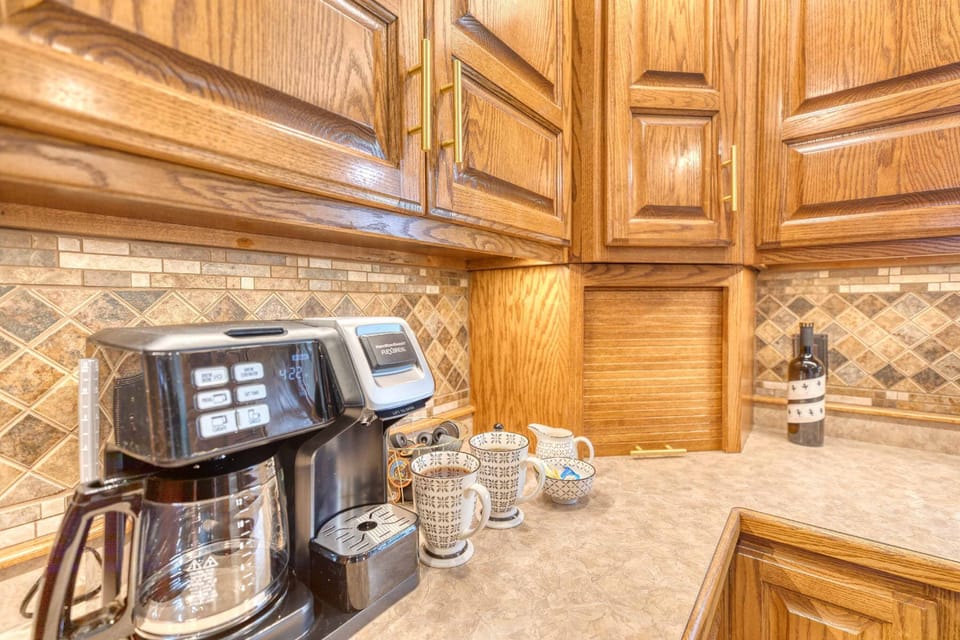 Coffee pots, toasters, waffle maker, malt blender, everything you need.
