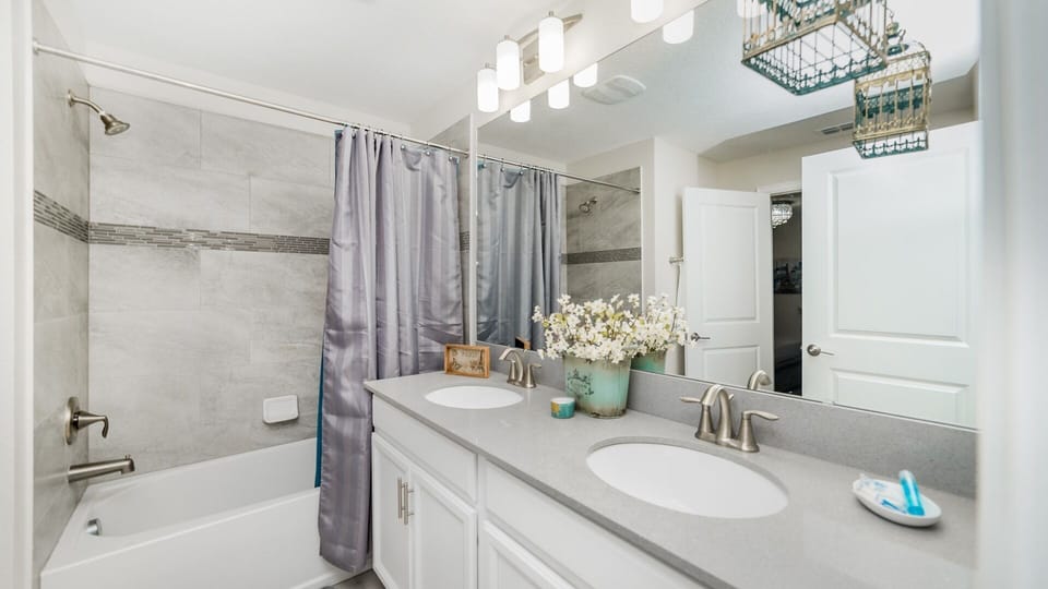  This townhome has a total of 3 bathrooms.