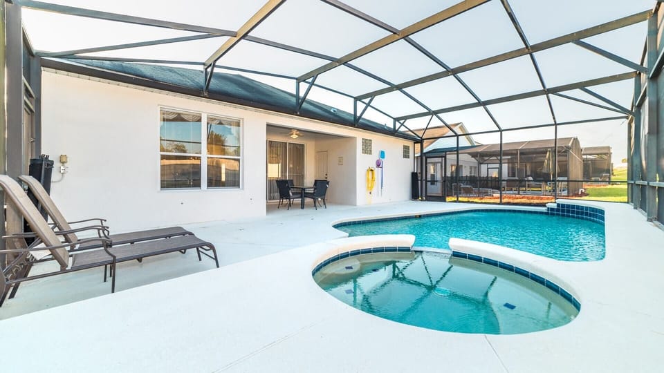Beautiful 4 bed 3 bath villa located in Windsor Palms Resort