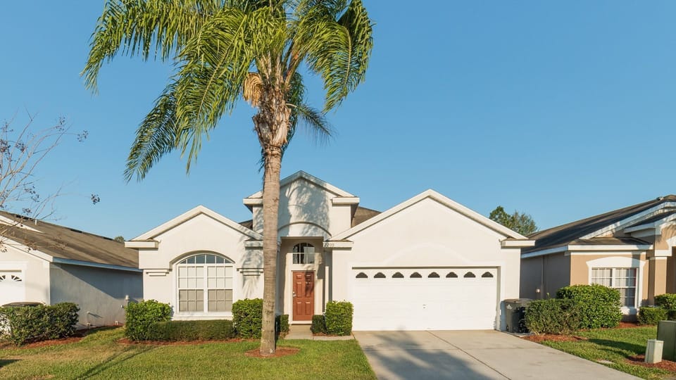 Beautiful 4 bed 3 bath villa located in Windsor Palms Resort