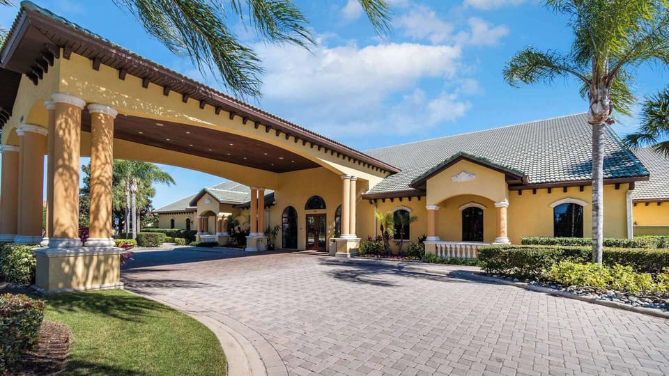 Beautiful 4 bed 3 bath townhome located in Paradise Palms Resort