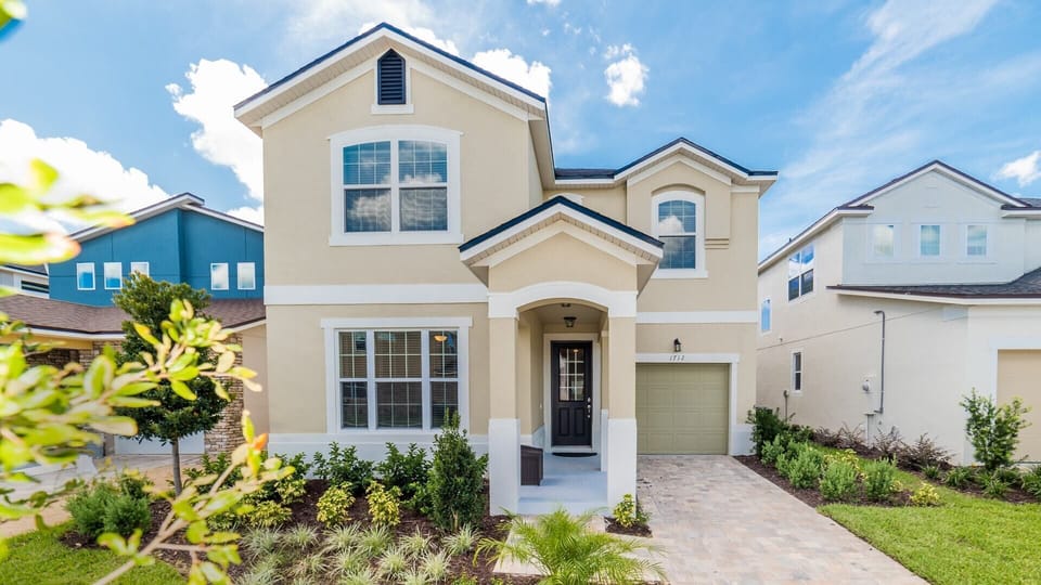 Beautiful 6 bed 4 bath villa located in Solara Resort