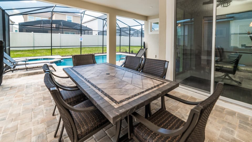 Beautiful 6 bed 4 bath villa located in Solara Resort