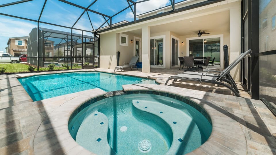 Beautiful 6 bed 4 bath villa located in Solara Resort
