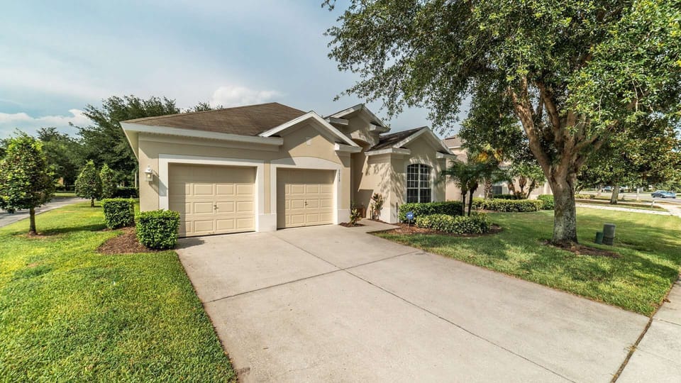 Beautiful 4 bed 4 bath villa located in Windsor Hills Resort