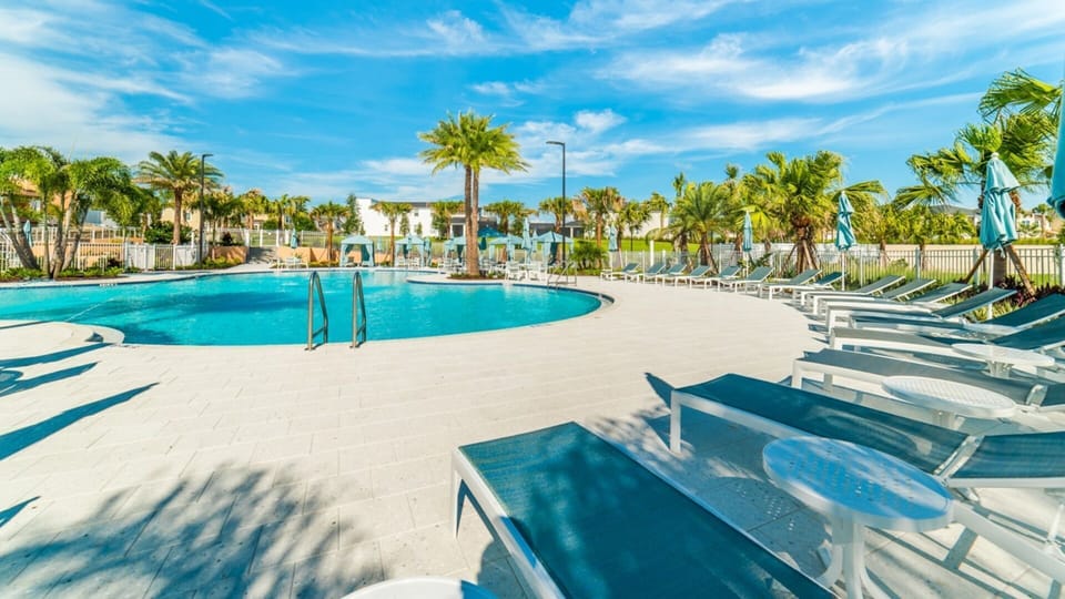 Beautiful 6 bed 4 bath villa located in Solara Resort