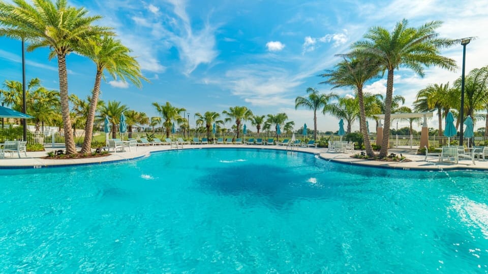 Beautiful 6 bed 4 bath villa located in Solara Resort