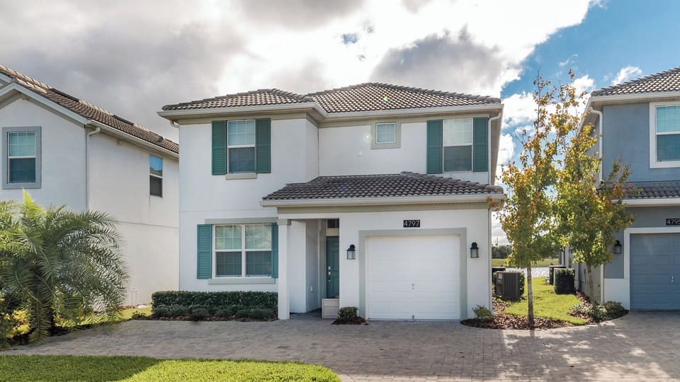 Beautiful 5 bed 5 bath villa located in Storey Lake Resort