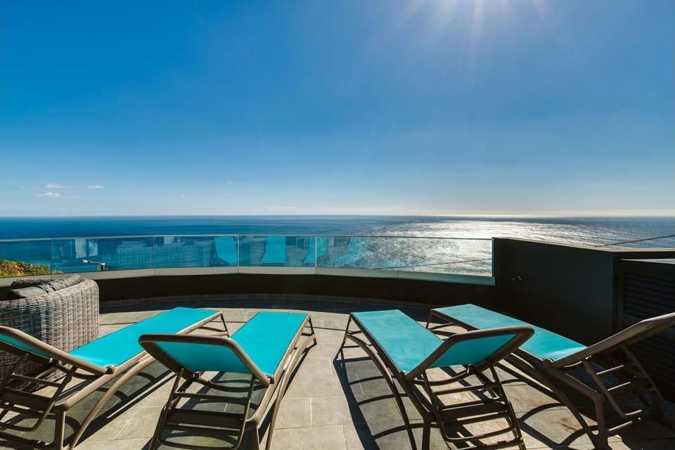 Terrace pool with breathtaking ocean views, ideal for soaking up the sun and enjoying unforgettable sunsets in total privacy. #InfinityVibes #OceanView #MadeiraIsland