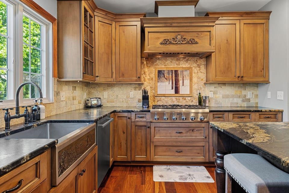 Chef’s love the kitchen that features high-end appliances and ample prep space.