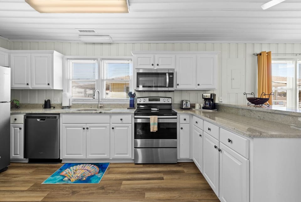 Feel like a professional chef in this fully stocked kitchen.
