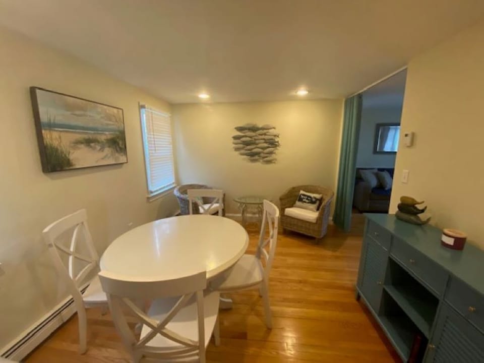 Dinng Room w/seating for 4