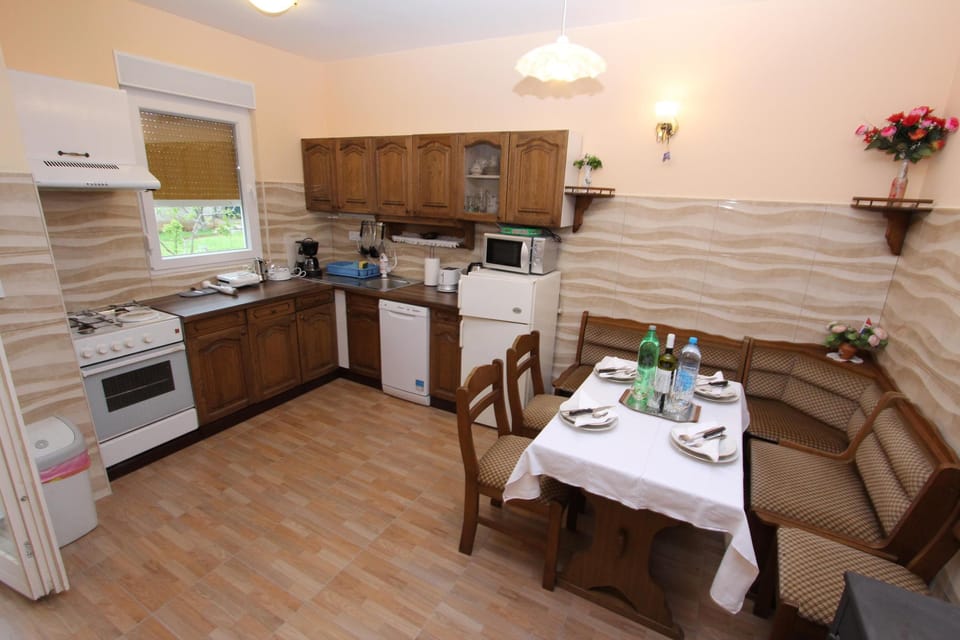 Apartment, 3 Bedrooms, Balcony | Private kitchen | Fridge, microwave, oven, stovetop
