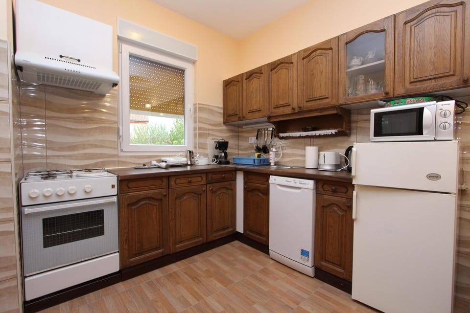 Apartment, 3 Bedrooms, Balcony | Private kitchen | Fridge, microwave, oven, stovetop
