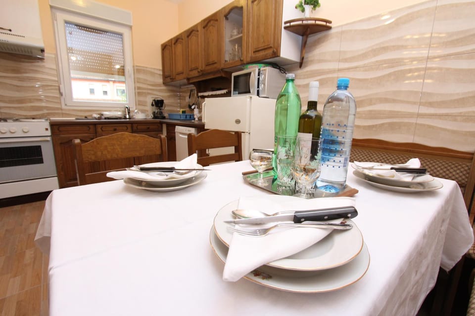 Apartment, 3 Bedrooms, Balcony | Private kitchen | Fridge, microwave, oven, stovetop