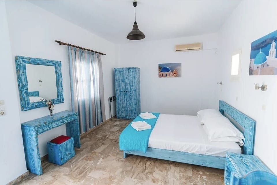 Deluxe Room, 1 King Bed | Premium bedding, minibar, in-room safe, desk