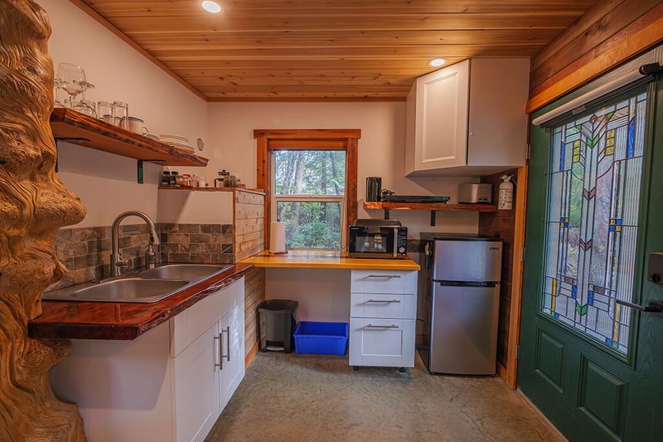 Fully equipped kitchenette